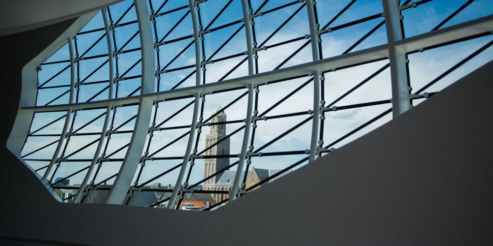 Raam van museum de fundatie die uitkijkt op d Peperbus in Zwolle