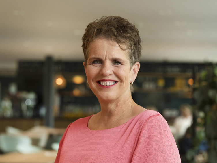 Staande portretfoto Liesbeth Grijsen (MED)